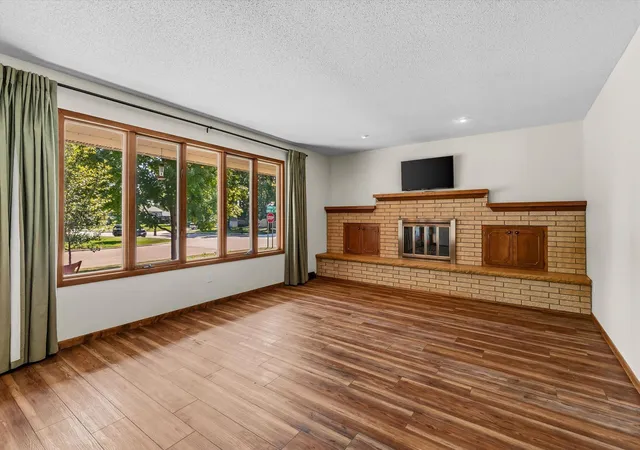 Photo 3 of Sale Pending at 754 Southview Ct Sw, Hutchinson, MN 55350 | MLS# 7126897 | Listing updated on 2026-09-04