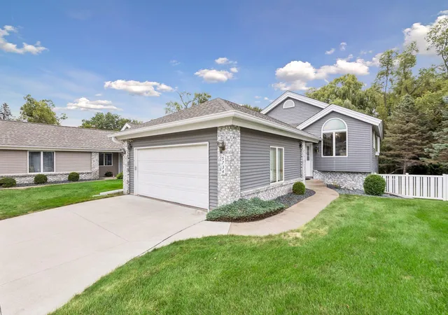 Photo 3 of Sale Pending at 5734 Heather Ridge Dr, Saint Paul, MN 55126 | MLS# 7126927 | Listing updated on 2026-10-06