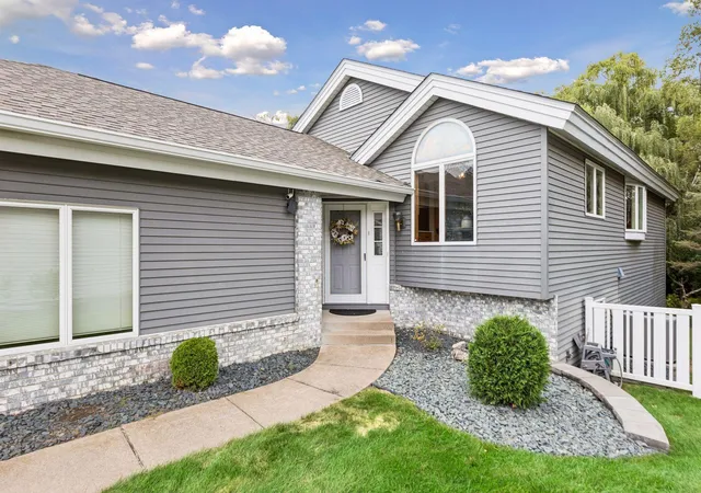 Photo 4 of Sale Pending at 5734 Heather Ridge Dr, Saint Paul, MN 55126 | MLS# 7126927 | Listing updated on 2026-10-06