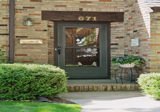 Photo 3 of Single family home for sale at 671 Josephine Pl, Saint Paul, MN 55116 | MLS# 7126940 | Listing updated on 2026-10-22