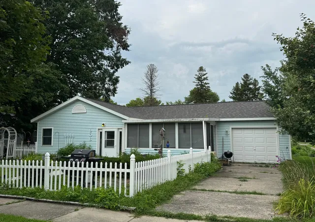 Photo 1 of Single family home for sale at 906 W Walnut Ave, Olivia, MN 56277 | MLS# 7126953 | Listing updated on 2026-09-02