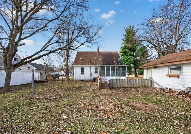 Photo 2 of Sale Pending at 121 Roselawn Ave E, Saint Paul, MN 55117 | MLS# 7126973 | Listing updated on 2026-08-16