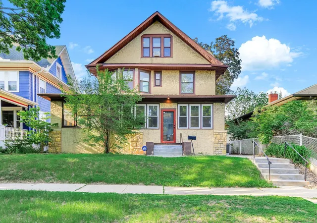 2nd image of 852 Ashland Ave, Saint Paul, MN 55104 | MLS# 7127062
