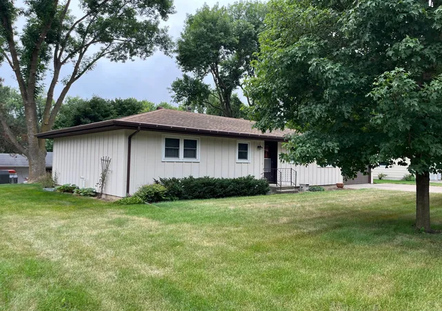 Photo 2 of Sale Pending at 631 19th Street, Windom, MN 56101 | MLS# 7127067 | Listing updated on 2026-09-02