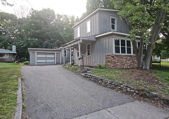 Photo 3 of Single family home for sale at 1069 Seminole Ave, Saint Paul, MN 55118 | MLS# 7127075 | Listing updated on 2026-08-27