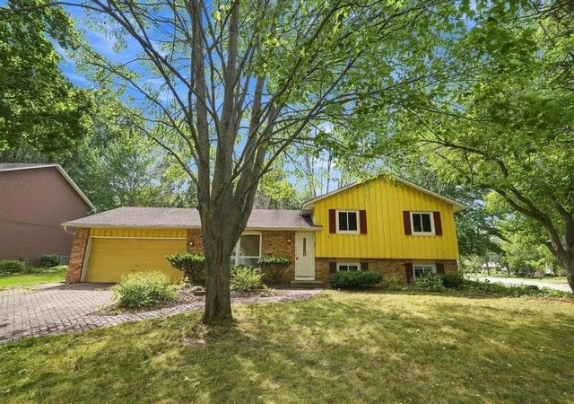 1st image of 2527 Interlachen Dr, Stillwater, MN 55082 | MLS# 7127089