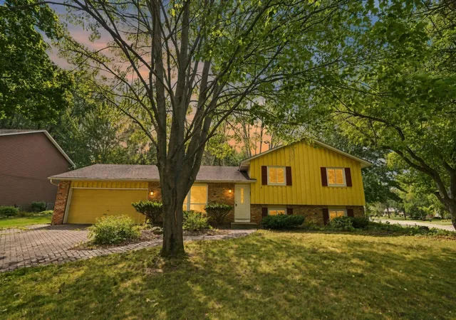 Photo 2 of Single family home for sale at 2527 Interlachen Dr, Stillwater, MN 55082 | MLS# 7127089 | Listing updated on 2026-09-15