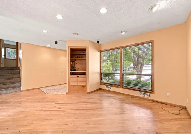 Photo 3 of Single family home for sale at 2527 Interlachen Dr, Stillwater, MN 55082 | MLS# 7127089 | Listing updated on 2026-09-15