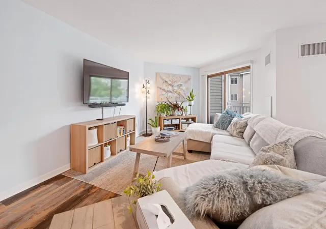 Listing Photo 4 - Condo for sale in building located at 1392 Carling Dr, St. Paul, MN 55108 - Unit #305