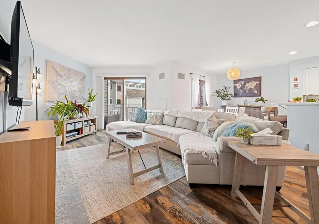Listing Photo 5 - Condo for sale in building located at 1392 Carling Dr, St. Paul, MN 55108 - Unit #305