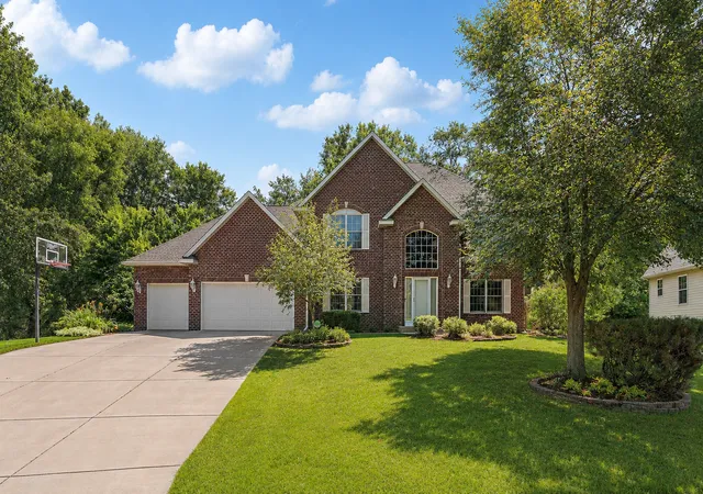 Photo 2 of Sale Pending at 1401 Larkspur Ct, Saint Paul, MN 55129 | MLS# 7127254 | Listing updated on 2026-09-07