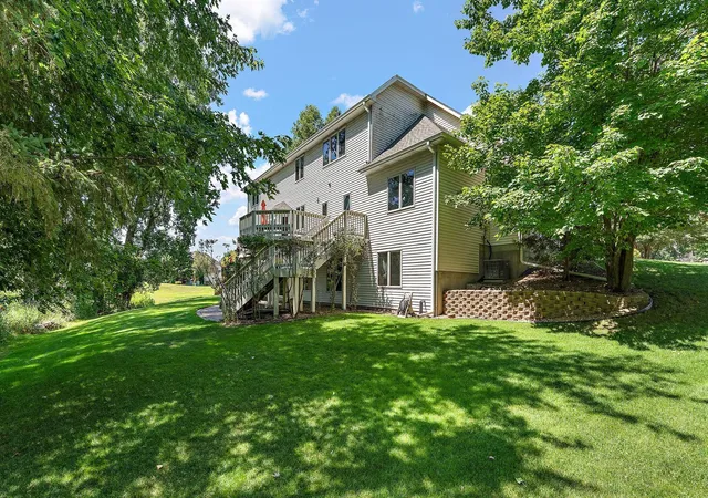 Photo 3 of Sale Pending at 1401 Larkspur Ct, Saint Paul, MN 55129 | MLS# 7127254 | Listing updated on 2026-09-07