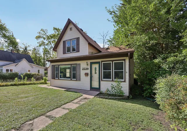 Single family home for sale at 2229 Oak Hl Pl, Saint Paul, MN 55109 | MLS# 7127306