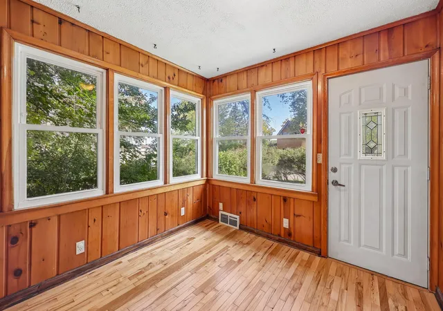 Photo 3 of Single family home for sale at 2229 Oak Hl Pl, Saint Paul, MN 55109 | MLS# 7127306 | Listing updated on 2026-10-09