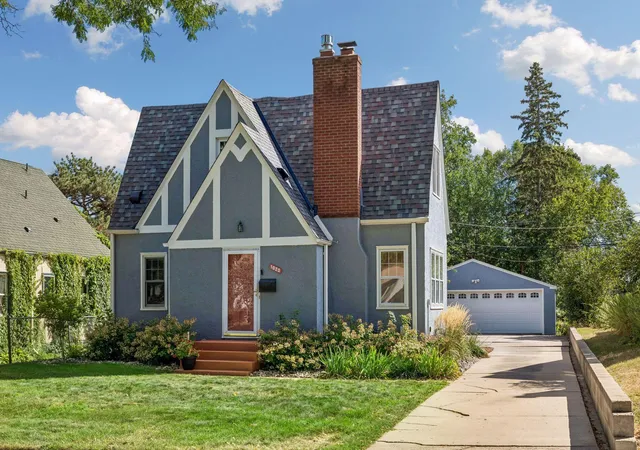 Single family home for sale at 1020 Hoyt Ave W, Saint Paul, MN 55117 | MLS# 7127362
