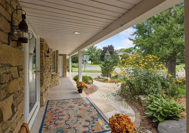 image of 1355 Medora Rd, Saint Paul, MN 55118 | MLS# 7127379
