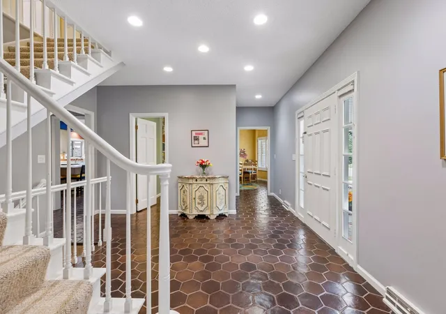 image of 1355 Medora Rd, Saint Paul, MN 55118 | MLS# 7127379