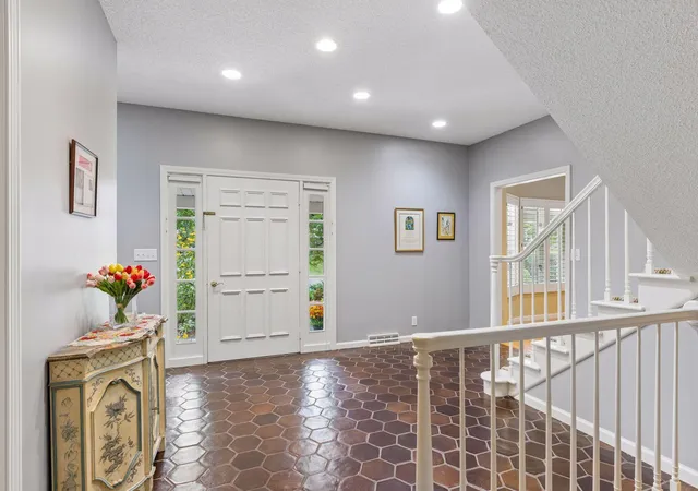 image of 1355 Medora Rd, Saint Paul, MN 55118 | MLS# 7127379