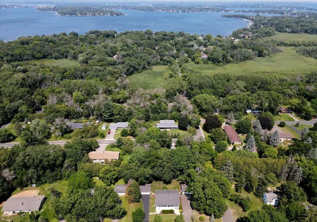 Photo 4 of House for sale at 25640 Wild Rose Ln, Excelsior, MN 55331 | MLS# 7127386 | Listing updated on 2026-10-06