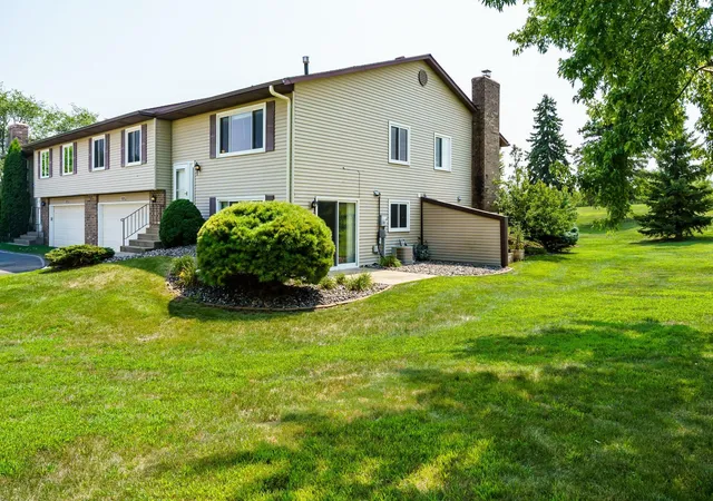 2nd image of 10323 Balsam Ln, Eden Prairie, MN 55347 | MLS# 7127404