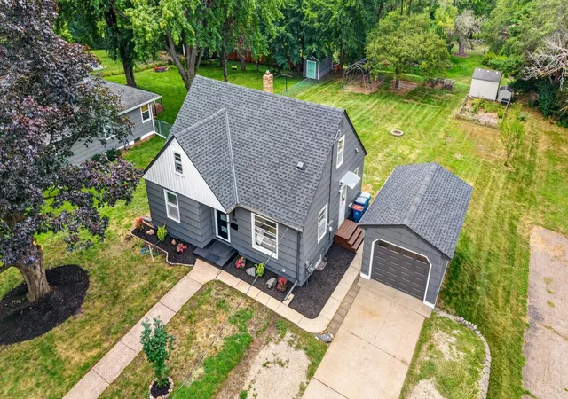 Photo 4 of Sale Pending at 2516 Westview Ter, Hopkins, MN 55305 | MLS# 7127445 | Listing updated on 2026-09-03