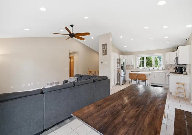 Photo 4 of Single family home for sale at 653 Grayhawk Dr, Mankato, MN 56001 | MLS# 7127538 | Listing updated on 2026-09-24