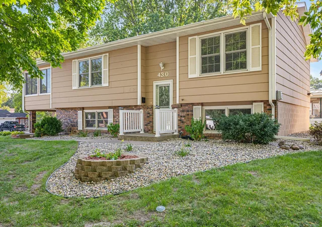 Photo 2 of Single family home for sale at 430 Lynn Rd Sw, Hutchinson, MN 55350 | MLS# 7127594 | Listing updated on 2026-09-22