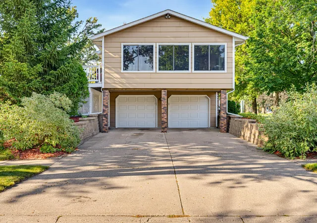 Photo 3 of Single family home for sale at 430 Lynn Rd Sw, Hutchinson, MN 55350 | MLS# 7127594 | Listing updated on 2026-09-22