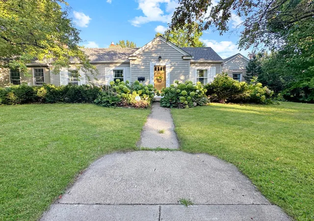 Photo 1 of Single family home for sale at 251 W Lake St, Excelsior, MN 55331 | MLS# 7127625 | Listing updated on 2026-08-25