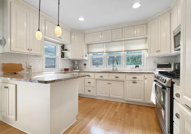 Photo 3 of Single family home for sale at 251 W Lake St, Excelsior, MN 55331 | MLS# 7127625 | Listing updated on 2026-09-20