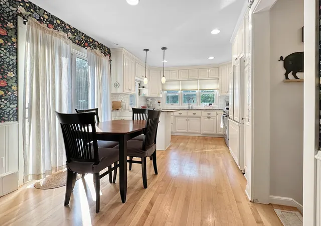 Photo 4 of Single family home for sale at 251 W Lake St, Excelsior, MN 55331 | MLS# 7127625 | Listing updated on 2026-09-20
