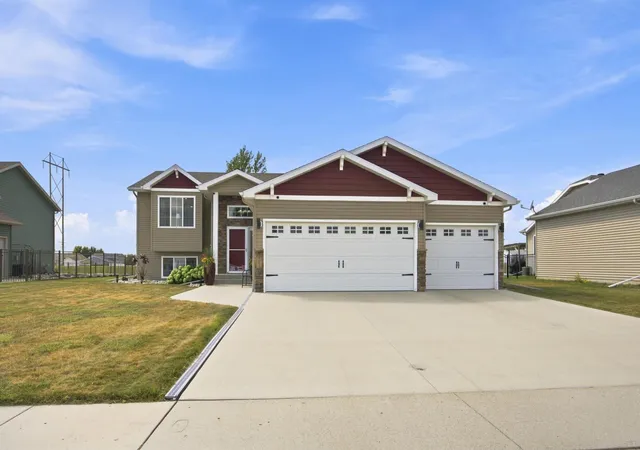 1st image of 4801 Lavonne Ct S, Fargo, ND 58104 | MLS# 7127634
