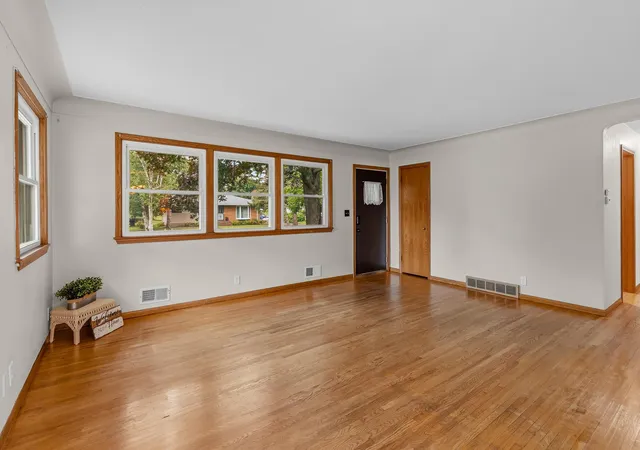 2nd image of 1843 Grant Rd, Saint Paul, MN 55112 | MLS# 7127637