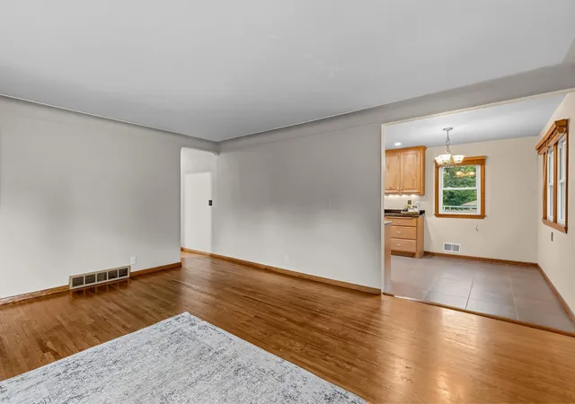 3rd image of 1843 Grant Rd, Saint Paul, MN 55112 | MLS# 7127637