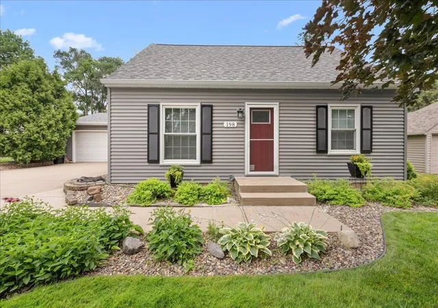 Photo 2 of Single family home for sale at 198 Ferndale St N, Saint Paul, MN 55119 | MLS# 7127645 | Listing updated on 2026-09-29