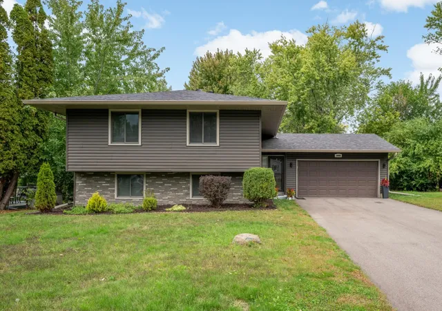 Photo 1 of Sale Pending at 1989 Foxridge Rd, Saint Paul, MN 55119 | MLS# 7127671 | Listing updated on 2026-10-14