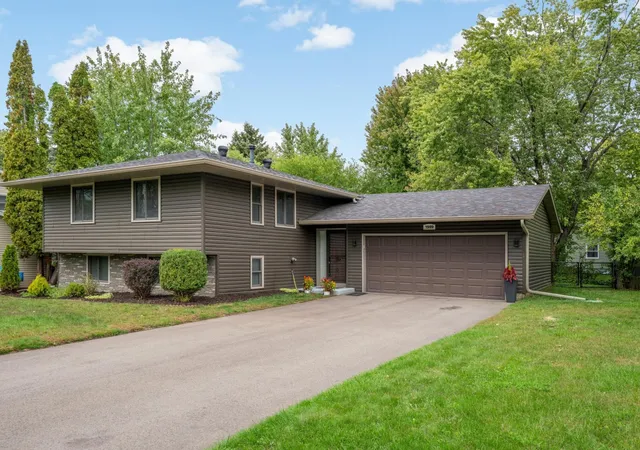 Photo 2 of Sale Pending at 1989 Foxridge Rd, Saint Paul, MN 55119 | MLS# 7127671 | Listing updated on 2026-10-14
