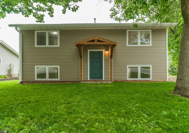 1st image of 1208 Crestview Rd, Albert Lea, MN 56007 | MLS# 7127712