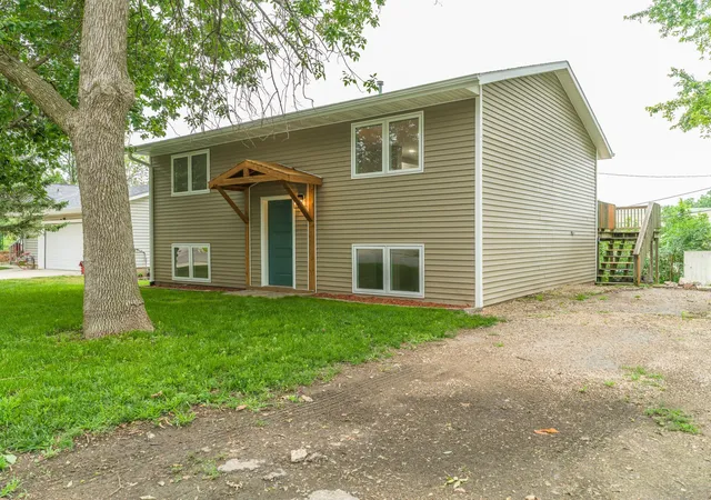 2nd image of 1208 Crestview Rd, Albert Lea, MN 56007 | MLS# 7127712