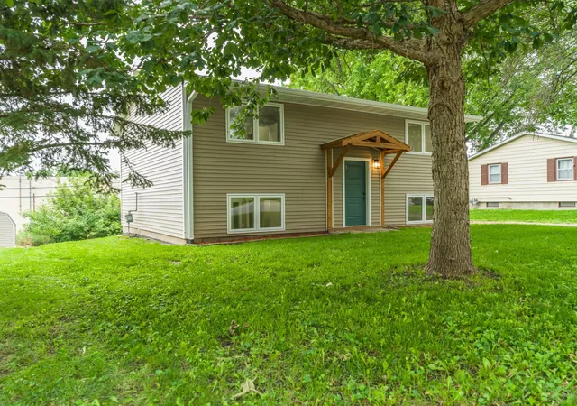 Photo 3 of Single family home for sale at 1208 Crestview Rd, Albert Lea, MN 56007 | MLS# 7127712 | Listing updated on 2026-08-15
