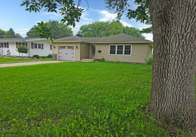 Photo 2 of Single family home for sale at 1109 S Moore St, Blue Earth, MN 56013 | MLS# 7127741 | Listing updated on 2026-08-19