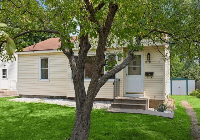 2nd image of 2933 Hillsboro Ave S, Minneapolis, MN 55426 | MLS# 7127839
