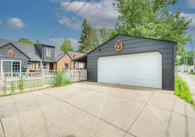 Photo 39 of Sale Pending at 2011 Vincent Ave N, Minneapolis, MN 55411 | MLS# 7127933 | Listing updated on 2026-08-25