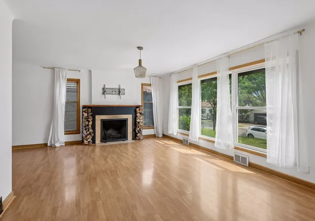 Photo 4 of Sale Pending at 2011 Vincent Ave N, Minneapolis, MN 55411 | MLS# 7127933 | Listing updated on 2026-08-25