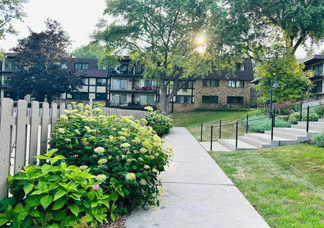 3rd image of 205 Barry Ave S #306, Wayzata, MN 55391 | MLS# 7127956