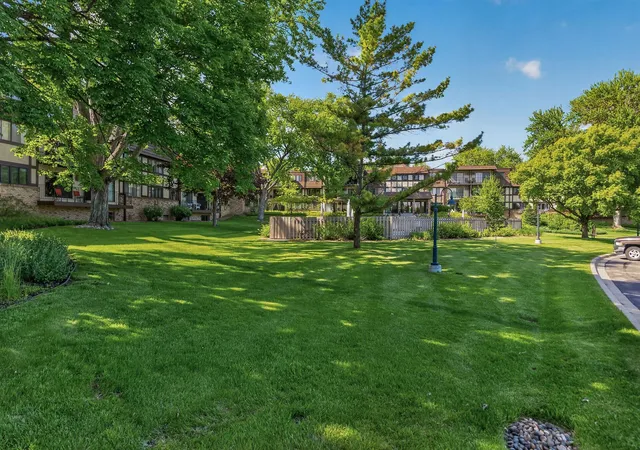 4th image of 205 Barry Ave S #306, Wayzata, MN 55391 | MLS# 7127956