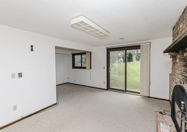 4th image of 6570 Upper 35Th St N, Saint Paul, MN 55128 | MLS# 7127969