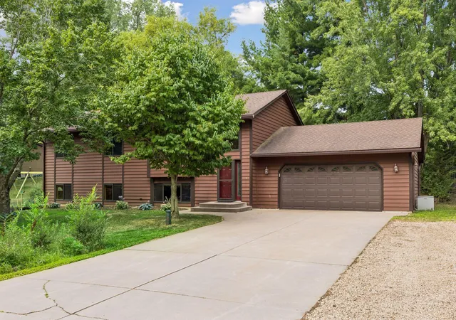 1st image of 1076 Cottonwood Dr, Hudson, WI 54016 | MLS# 7127974