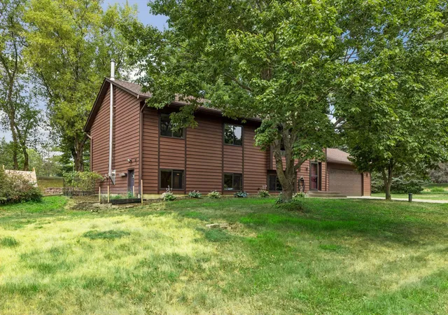 3rd image of 1076 Cottonwood Dr, Hudson, WI 54016 | MLS# 7127974