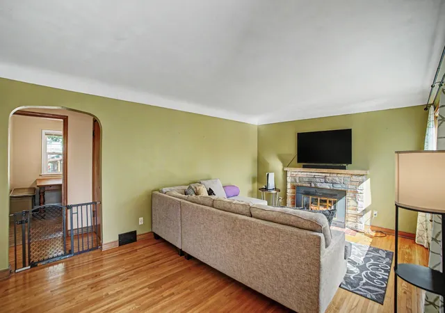 Photo 3 of Single family home for sale at 1595 Maywood St, Saint Paul, MN 55117 | MLS# 7128101 | Listing updated on 2026-10-19
